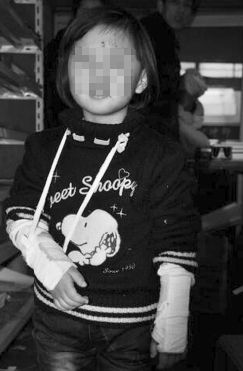 һ��СŮ�����p�ֹ���������Ę��߀�кܶ�Ѫ��